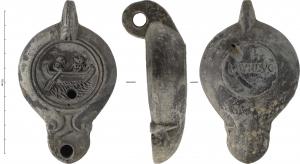 LMP-42351 - Lampe Loeschcke V : Deux singes dans une barque, LMVNSVCterre cuiteLampe moulée à bec long en ogive à deux volutes simples se poursuivant sous le bec. Anse verticale percée à deux sillons sur la tranche moulée avec la lampe. Disque en cuvette limité par deux sillons. Bandeau penché vers l'extérieur. Réservoir circulaire de profil convexe. Trou d'évent. Base plate circulaire limitée par un sillon. Estampillée en creux LMVNSVC. Décor : Deux singes dans une barque dont l'un tient le gouvernail.