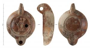 LMP-42354 - Lampe à bec rond limité par un trait : Fortuna (divinité), LMADIECterre cuiteLampe moulée à bec arrondi limité par un trait droit ponctué aux extrémités. Anse verticale percée à deux sillons sur la tranche moulée avec la lampe. Disque en cuvette limitée par un sillon. Bandeau penché vers l'extérieur. Réservoir circulaire à profil biconvexe. Base circulaire plate en léger relief limitée par un sillon, estampillée en creux LMADIEC. Décor : Fortuna de face tenant une corne d'abondance à la main gauche et un gouvernail à la main droite.