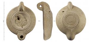 LMP-42356 - Lampe à bec rond limité par un trait : Aigle, EMILIVSterre cuiteLampe moulée à bec arrondi limité par un trait droit aux extrémités ponctuées. Anse verticale percée à deux sillons sur la tranche moulée avec la lampe. Disque en cuvette limitée par deux sillons concentriques. Bandeau penché vers l'extérieur orné de stries rayonnantes. Réservoir circulaire à profil biconvexe. Trou d’évent. Base circulaire plate limitée par deux sillons, estampillée en creux sur deux lignes :  EMIL / IVS. Décor : Aigle de profil, à gauche.