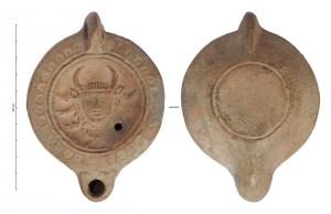 LMP-42357 - Lampe à bec cordiforme : Hathorterre cuiteLampe moulée à bec arrondi cordiforme. Anse verticale percée à deux sillons sur la tranche moulée avec la lampe Disque en simple cuvette limitée par deux sillons. Bandeau penché vers l'extérieur au décor d’oves. Réservoir circulaire à profil biconvexe. Base circulaire plate limitée par un sillon. Décor : Tête humaine avec des oreilles et des cornes de taureau, Hathor.