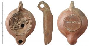 LMP-42359 - Lampe à bec rond limité par un trait : Cocher sur un char, MNOVIVSTIterre cuiteLampe moulée à bec arrondi limité par un trait droit ponctué aux extrémités. Anse verticale percée à deux sillons sur la tranche moulée avec la lampe. Disque en cuvette limitée par deux sillons. Bandeau penché vers l'extérieur. Réservoir circulaire à profil biconvexe asymétrique. Base circulaire plate en léger relief limitée par un sillon, estampillée en creux MNOVIVSTI. Décor : Char tiré par trois chevaux menés par un cocher qui brandit un fouet. Profil droit.