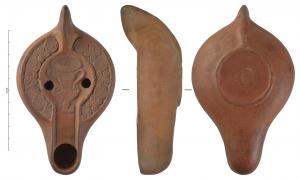 LMP-42364 - Lampe Hayes II : Canthareterre cuiteLampe moulée à bec long ouvert sur le disque. Anse pleine, triangulaire et inclinée sur l’arrière, moulée avec la lampe. Deux bandeaux symétriques ornés de fleurons (Bussière Da23 et Fa7). Large canal aux bords droits ouvert sur le disque. Réservoir ovoïde de profil biconvexe. Base circulaire limitée par un bourrelet rejoint par celui de l'anse. Décor : Canthare