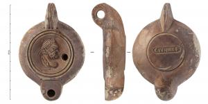LMP-42377 - Lampe à bec rond limité par un trait : Hercule, CIVNALEterre cuiteLampe moulée à bec arrondi limité par un trait droit ponctué aux extrémités. Anse verticale percée à deux sillons sur la tranche moulée avec la lampe. Disque en cuvette limitée par deux sillons. Bandeau penché vers l'extérieur. Réservoir circulaire à profil biconvexe asymétrique. Base circulaire plate en léger relief limitée par un sillon, estampillée en creux CIVNALE. Décor : Buste d'Hercule barbu, le front ceint d'un diadème ou d'un bandeau.