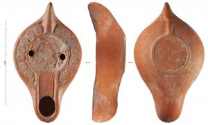 LMP-42378 - Lampe Hayes II : Abraham, le sacrifice d'Isaacterre cuiteLampe moulée à bec long ouvert sur le disque. Anse pleine, triangulaire et inclinée sur l’arrière, moulée avec la lampe. Deux bandeaux symétriques ornés de fleurons (Bussière De2, Dj9). Large canal aux bords droits ouvert sur le disque. Réservoir ovoïde de profil biconvexe. Base circulaire limitée par un bourrelet rejoint par celui de l'anse. Décor : Scène biblique représentant le sacrifice d'Isaac. Abraham est au centre de la scène, tenant Isaac d'une main et une épée de l'autre. Derrière lui se trouve le bélier, surmonté de la main divine. Derrière Isaac, les lignes verticales représentent  le bûcher du sacrifice.
