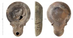 LMP-42393 - Lampe à bec en ogive à volutes doubles : Pouleterre cuiteLampe moulée à bec long en ogive à deux volutes doubles se poursuivant sous le bec. Sans anse. Disque en cuvette limitée par deux sillons concentriques. Bandeau plat. Réservoir circulaire à profil biconvexe. Base circulaire plate en léger relief limitée par un sillon. Signature indéterminée avec marque de potier : X. Décor : Poule à gauche entourée de ses poussins.