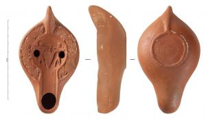 LMP-42394 - Lampe Hayes II : La Grappe de Canaanterre cuiteLampe moulée à bec long ouvert sur le disque. Anse pleine, triangulaire et inclinée sur l’arrière, moulée avec la lampe. Deux bandeaux symétriques ornés de fleurons (Bussière xxx, xxx). Large canal aux bords droits ouvert sur le disque. Réservoir ovoïde de profil biconvexe. Base circulaire limitée par un bourrelet rejoint par celui de l'anse. Décor : Les deux Hébreux rapportant la grappe de Canaan. Le fruit énorme est accroché au milieu d'un bâton posé sur l'épaule des personnages.