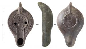 LMP-42395 - Lampe Hayes II : Christ triomphantterre cuiteLampe moulée à bec long ouvert sur le disque. Anse pleine, triangulaire et inclinée sur l’arrière, moulée avec la lampe. Deux bandeaux symétriques ornés de fleurons (Bussière xxx, xxx). Large canal aux bords droits ouvert sur le disque. Réservoir ovoïde de profil biconvexe. Base circulaire limitée par un bourrelet rejoint par celui de l'anse. Décor : Le Christ triomphant. Le Christ nimbé, vêtu d'une longue tunique, entouré de deux anges, transperce un serpent et un dragon d'une croix à longue hasté qu'il tient dans la main droite. Il foule aux pieds un lion. A gauche, se trouve un basilic (Psaume XLC,13 ).