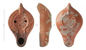 LMP-42396 - Lampe Hayes II : Chiron enseigne la chasse à Achilleterre cuiteLampe moulée à bec long ouvert sur le disque. Anse pleine, triangulaire et inclinée sur l’arrière, moulée avec la lampe. Deux bandeaux symétriques ornés de fleurons (Bussière 2015 : Re13, Rf4, Re13, Rf4). Large canal aux bords droits ouvert sur le disque. Réservoir ovoïde de profil biconvexe. Base circulaire limitée par un bourrelet rejoint par celui de l'anse. Décor : Chiron enseigne la chasse à Achille. L'élève pris en croupe vise un fauve de sa lance tandis que le centaure galope vers l'anse en tenant dans sa main un lièvre.