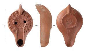 LMP-42397 - Lampe Hayes II : Personnage barbu assisterre cuiteLampe moulée à bec long ouvert sur le disque. Anse pleine, triangulaire et inclinée sur l’arrière, moulée avec la lampe. Deux bandeaux symétriques ornés de fleurons. Large canal aux bords droits ouvert sur le disque. Réservoir ovoïde de profil biconvexe. Base circulaire limitée par un bourrelet rejoint par celui de l'anse. Décor : Personnage barbu assis à gauche sur un siège à très haut dossier, la tête tournée à droite. Il est vêtu d'une tunique et d'un manteau; son pied gauche repose sur une boule, la main droite avancée dans un geste de bénédiction ?; dans la main gauche il tient un objet allongé (volumen ?).