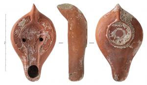 LMP-42398 - Lampe Hayes II : Cavalierterre cuiteLampe moulée à bec long ouvert sur le disque. Anse pleine, triangulaire et inclinée sur l’arrière, moulée avec la lampe. Deux bandeaux symétriques ornés de fleurons (Bussière xxx, xxx). Large canal aux bords droits ouvert sur le disque. Réservoir ovoïde de profil biconvexe. Base circulaire limitée par un bourrelet rejoint par celui de l'anse. Décor : Un cavalier qui galope vers la droite. Il est armé d'une hache de guerre qu'il brandit au dessus de sa tête tout en se retournant.