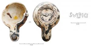 LMP-42480 - Lampe de firme : SVLPICIterre cuiteLampe moulée, sans anse. Réservoir circulaire de profil biconvexe asymétrique, parfois orné d'un cheval en relief. Bandeau penché vers l'extérieur avec trois tenons rectangulaires rainurés, non percés, disposés en triangle. Disque en cuvette profonde bordée par un bourrelet qui se poursuite sur le bec le long d'un étroit canal et entoure le méplat. Trou d'évent dans le canal.  Base circulaire plate en creux limitée par deux anneaux concentriques enfermant la marque SVLPICI en relief. Pâte claire, engobe orangé à brun noirâtre, peu adhérent 