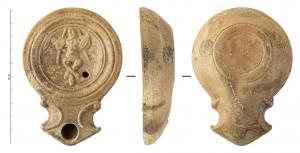 LMP-42562 - Lampe à bec angulaire à volutes simples : Tropaionterre cuiteLampe moulée à bec angulaire à deux volutes simples se poursuivant sous le bec. Sans anse. Disque en cuvette limité par trois sillons concentriques. Bandeau, étroit et plat. Réservoir circulaire de profil tronconique. Base en anneau circulaire plat en léger relief. Décor : Tropaion, trophée destiné à commémorer une victoire militaire.