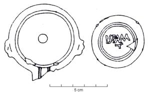LMP-42582 - Lampe de firme : ISPAMterre cuiteLampe de firme précoce, à canal fermé et ailerons dépassant sur les côtés ; sous le fond, marque moulée en relief ISPAM / T ou signe à trois branches.