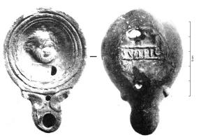 LMP-42604 - Loeschcke IV, masque de théâtre, SVLPICI, SVRILLI, anépigrapheterre cuiteLampe moulée, sans anse; long bec en ogive encadré de volutes. Médaillon orné d'un masque de comédie de trois quarts face, bouche largement ouverte et chevelure hirsute. Base circulaire plate surélevée anépigraphe ou avec les marques SVLPICI, SVRILLI en relief.