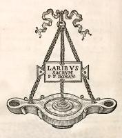 LMP-42609 - Lampe double (bilychnis)bronzeLampe à deux becs diamétralement opposés, allongés et encadrés de volutes ; trou de remplissage centré, avec couvercle et chaînette ; suspension par des anneaux sur les bacs.
