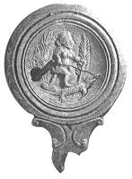 LMP-42610 - Lampe Loeschcke IV : scène nilotiqueterre cuiteLampe à bec à volutes. Médaillon représentant une femme nue, tournée vers la droite, tenant une palme dans sa main gauche et accroupie sur un crocodile et chevauchant un phallus. Au second plan, on distingue un décor nilotique.
orientalisant.