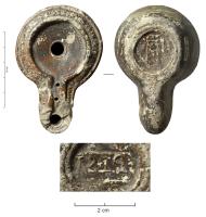 LMP-42611 - Lampe engobée : PISTterre cuiteLampe sans anse, à disque lisse, bordé par un bourrelet, trou de remplissage centré, canal ouvert sur le bec allongé ; au revers, marque moulée rétrograde, dans un cartouche rectangulaire : PIST.