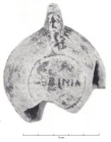 LMP-42636 - Lampe Loeschcke V, GABINIAterre cuiteLampe à bec en ogives et volutes simples [à médaillon inorné et] munie d'une anse. La panse lisse, plus rarement couverte de picots.