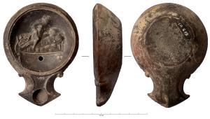 LMP-42641 - Lampe Loeschcke I : Scène érotiqueterre cuiteLampe ronde à large bec en enclume à volutes. Médaillon décoré d'une scène érotique figurant un couple sur un lit à pieds moulurés, la femme à califourchon sur l'homme.