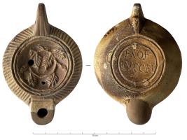 LMP-42653 - Lampe à bec rond limité par un trait : rameau, EX OF LVCCEIterre cuiteLampe à bec rond limité par un trait, épaule ornée d'une sucesion serrée de traits obliques ; anses perforée ; sous le fond, limité par deux traits incisés, marque manuscrite gravée EX OF LVCCEI.