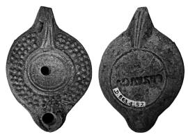 LMP-42662 - Lampe Loeschcke VIII à globules : PASAVGVterre cuiteLampe à bec rond; disque vierge; épaule ornée de trois rangées de points en relief. Argile jaune orange, engobe brun-orangé; base plate définie par un cercle incisé; au centre, marque en creux PASAVGV.
