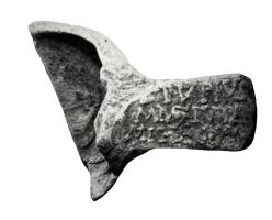 LMP-42666 - Lampe marquée L.PVPIVS / MASIVS F / MIL.LEG.XIterre cuiteAnse marquée au moule, lettres en relief : L.PVPIVS / MASIVS F / MIL.LEG.XI. Type ?