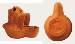 LMP-42667 - Lampe de firme en forme de casque de gladiateur : PVLLIterre cuiteLampe de firme en forme de casque de gladiateur : sous le fond, marque moulée PVLLI.