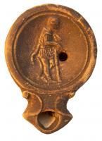 LMP-4293 - Lampe Loeschcke I : bergerterre cuiteLampe ronde à large bec en enclume à volutes. Médaillon orné d'un berger (Tityre) debout, de profil droit, s’appuyant de sa droite sur un bâton. Le personnage barbu, habillé d’une tunique courte à ceinture, d’un manteau attaché au cou, porte des sandales dont on distingue les sangles sur la cheville droite et croise les jambes