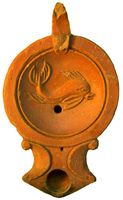 LMP-4294 - Lampe Loeschcke I : Dauphinterre cuiteLampe ronde à large bec en enclume à volutes. Médaillon concave orné d'un dauphin vers la droite ; épaule large plate ; anse moulée et percée à l’arrière, partiellement perdue ; base plate définie par un sillon circulaire et ornée en son centre d’une planta pedis imprimée et munie d’une marque, illisible.