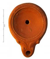LMP-4306 - Lampe Loeschcke IV terre cuiteLampe moulée, sans anse, à bec en ogive encadré de volutes latérales; disque lisse ; base plate entourée d'un anneau en relief.