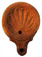 LMP-4311 - Lampe Loeschcke IV : Coquillage, Trois épis de bléterre cuiteLampe à bec à ogive et volutes latérales; disque orné d'une valve de coquillage. Argile noisette, engobe orange foncé à marron foncé; base plate entourée d'un anneau en relief. Signature : Trois épis de blé incisés sur la base.