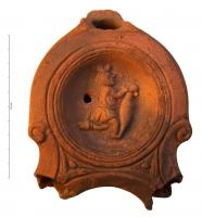 LMP-4327 - Lampe Loeschcke IV : Esclave ithyphalliqueterre cuiteLampe à deux becs à ogive; disque orné d'un esclave ithyphallique portant une amphore. Argile brique, engobe orange foncé; base plate entourée par un anneau en relief et trois cercles incisés; becs et anse perdus.