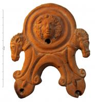 LMP-4331 - Lampe Loeschcke IV : Masque et chevauxterre cuiteLampe à volutes et deux becs en ogive; les volutes se terminent de chaque côté par un protome de cheval; disque orné d'un masque bacchique. Argile orange avec mica, engobe marron foncé presque entièrement perdue; base plate; anse perdue; tête en relief.