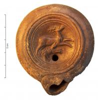 LMP-4341 - Lampe Loeschcke VIII à bec cordiforme : Chien attaquant un cerfterre cuiteLampe à bec rond; disque orné d'un chien chassant un cerf. Argile noisette, engobe marron; base plate définie par un cercle en relief.