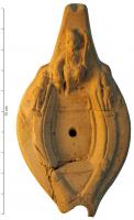 LMP-4367 - Lampe navire : Sarapis KATAPLOYC terre cuiteLampe-navire isiaque. Sarapis est assis à la poupe, entouré de deux Eros. Argile beige, engobe perdue; base plate. Marque : KATAPLOYC (en lettres grecques) incisée.