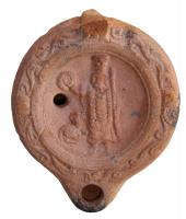 LMP-4381 - Lampe Loeschcke VIII : Sarapis Triple feuille de palmeterre cuiteLampe à bec rond; disque orné de Sarapis debout, un bélier à ses pieds. Argile orange, engobe orange; base plate. Marque : triple feuille de palme incisée.