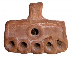 LMP-4402 - Lampe alexandrine à 5 becs miniatureterre cuiteLampe rectangulaire à 5 becs. Argile orange clair, engobe orange brique. Base plate. L'espace autour du trou de remplissage peut être lisse ou orné d'un relief (cavalier).