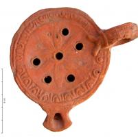 LMP-4407 - Lampe ronde Mlynarczyk II.23 : rosetteterre cuiteLampe à bec en enclume; disque orné d'une rosette. Argile orange clair, engobe perdue; base plate. Anse latérale. 6 trous de remplissage.