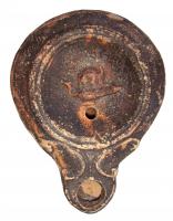 LMP-4442 - Lampe Loeschcke IV tardive : Souris sur lampeterre cuiteLampe à bec à ogive et volutes. Disque décoré d'une souris sur une lampe. Argile orange, engobe orange; base plate.