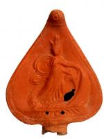 LMP-4479 - Réflecteur de lampe : Isisterre cuiteRéflecteur de lampe de forme triangulaire. Isis Regina sur une proue de navire.