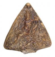 LMP-4482 - Réflecteur de lampe : Nilterre cuiteRéflecteur de lampe de forme triangulaire. Dieu Nil (Nellos) assis, avec corne d'abondance.