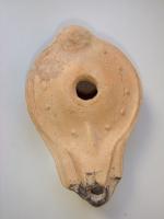 LMP-4651 - Lampe byzantineterre cuiteLampe massive, ovoïde, à large bec à canal décoré d'une croix. Epaule décorée de points en relief. Petite tenon rond à l'arrière.