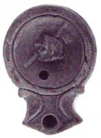 LMP-4721 - Lampe Loeschcke I : Tête de Ménadeterre cuiteLampe ronde à large bec en enclume. Médaillon décoré d'une tête de ménade avec thyrse.