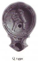LMP-4726 - Lampe Loeschcke IB : Gladiateurterre cuiteLampe ronde à large bec en enclume à volutes. Médaillon décoré d'un gladiateur (myrmillon).
