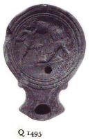 LMP-4730 - Lampe Loeschcke IB : Gladiateursterre cuiteLampe ronde à large bec en enclume à volutes. Médaillon décoré d'un combat de gladiateurs (hoplomaque et samnite).