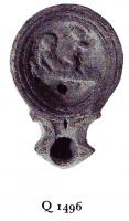 LMP-4731 - Lampe Loeschcke IB : Scène érotiqueterre cuiteLampe ronde à large bec en enclume à volutes. Médaillon décoré d'une scène érotique.
