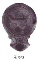 LMP-4738 - Lampe Loeschcke IC : Navireterre cuiteLampe ronde à large bec en enclume à volutes. Médaillon décoré d'un navire de cargaison avec deux hommes à bord.