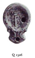 LMP-4741 - Lampe Loeschcke IC : Erosterre cuiteLampe ronde à large bec en enclume à volutes. Médaillon décoré d'un Eros debout les bras levés.