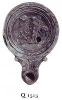 LMP-4747 - Lampe Loeschcke IV : Berger bacchiqueterre cuiteLampe ronde à large bec en ogive à volutes. Médaillon décoré d'un berger portant un bouc, se retournant pour regarder un enfant chevauchant un autre bouc.