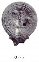 LMP-4748 - Lampe Loeschcke IV : Berger bacchiqueterre cuiteLampe ronde à large bec en ogive à volutes (cassé). Médaillon décoré d'un berger portant un bouc, se retournant pour regarder un enfant chevauchant un autre bouc.